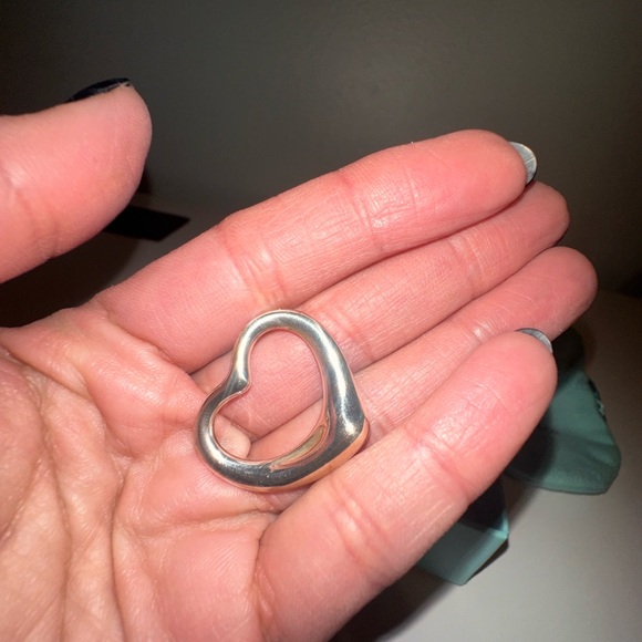 Tiffany & Co. Elsa Peretti silver open heart pendant. Medium size . - Picture 3 of 5
